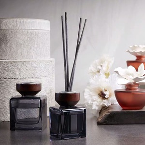 Diffuseur de <span class=keywords><strong>parfum</strong></span> en verre noir, rond, personnalisé, de 100ml, Floral, vente en gros - Product Image 3