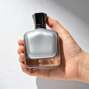 Flacon <span class=keywords><strong>de</strong></span> <span class=keywords><strong>parfum</strong></span> pour homme en verre <span class=keywords><strong>de</strong></span> luxe carré <span class=keywords><strong>de</strong></span> 100 ml avec peinture argentée à l'intérieur, bouchon en alliage <span class=keywords><strong>de</strong></span> zinc, flacon <span class=keywords><strong>de</strong></span> <span class=keywords><strong>parfum</strong></span> vide, vaporisateur, OEM personnalisé - Product Image 1