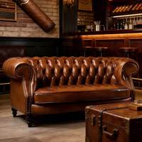 Canapé Chesterfield en cuir ciré vieilli de style vintage, idéal pour le salon d'une villa de style américain ou une salle de fumée.