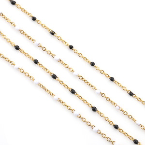 Cadena de cuentas de acero inoxidable dorado con cuentas de esmalte en blanco y negro, collar de clavícula hecho a mano con patrón de meandro. - Product Image 3
