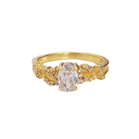 Bague en or ancien avec diamants en forme d'étoile et petits diamants sertis dans un serti en forme d'œuf de pigeon