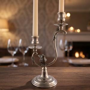 Bougeoir en métal en laiton AK avec oiseau en métal et 2 supports en argent fini antique pour la décoration intérieure/ornements de décor d'hôtel - Product Image 2