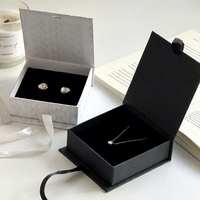 Nouvelle boîte d'emballage de bijoux de luxe carrée à rabat en ruban, pour le rangement de colliers, bagues et boucles d'oreilles, boîte cadeau avec logo imprimé
