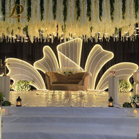 Accessoires de mariage populaires : Toile de fond en gaze à pétales lumineux LED avec cadre métallique pour événements, banquets et scènes de mariage