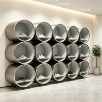 Étagère de présentation cylindrique moderne en métal avec étagères tubulaires empilables et éclairage LED intégré pour boutique de baskets
