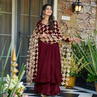 Robe longue élégante en velours bordeaux avec broderies de chaînes perlées, coupe trapèze, manches longues, col en U, pour soirée, coupe droite asymétrique pour femme