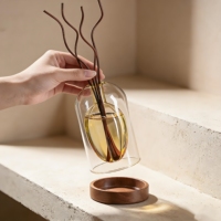 Flacon diffuseur d'arômes en verre transparent de luxe vide 130ml 200ml avec base en bois pour la maison et l'hôtel