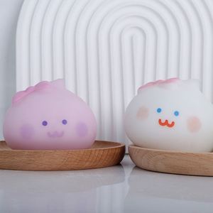 ของเล่นบีบ TPR รูปซาลาเปาขนาด 7.5 ซม. นุ่มฟู บรรเทาความเครียด ของขวัญสำหรับเด็กและผู้ใหญ่ ช่วยเพิ่มความสุข - Product Image 3