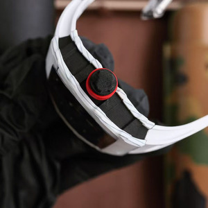 Montre-bracelet pour homme de forme tonneau, avec cadran squeletté luxueux et élégant, bracelet en caoutchouc blanc, mouvement mécanique, logo OEM. - Product Image 5