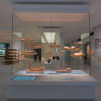 Kaca Tempered Anti-Reflektif untuk Vitrin Museum, Sistem Kunci Keamanan dengan Lampu LED, Konstruksi Tahan Lama, Dimensi Dapat Disesuaikan