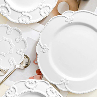 Service de vaisselle de luxe en porcelaine fine blanche à motif floral, assiettes de présentation de mariage en céramique gaufrée, plats de cuisson créatifs émaillés pour la maison