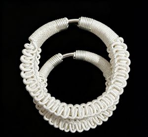 Toptan Yeni Kadın Etnik Tarzı <span class=keywords><strong>Miao</strong></span> Gümüş Kaplama Çan Şeklinde Geniş Oymalı Kol Bileklikleri Paris Modasından Esinlenilmiş Benzersiz Bilezikler - Product Image 3