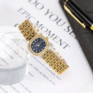 Montre élégante pour femme avec cadran ovale, chiffres romains, bracelet en acier étincelant, mouvement à quartz - Product Image 2