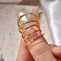 Perhiasan Fashion Berkualitas Grosir, Cincin Tumpuk Elegan Berlapis Emas 18k dari Baja Anti Karat dengan Inlay Zirkon Warna-warni untuk Wanita