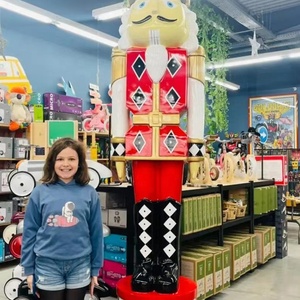 Große Nussknacker-Figuren aus Fiberglas Riesiger Weihnachts-Nussknacker Direktverkauf ab Werk Wasserdicht UV-Beständig für Außenbereich Feiertage - Product Image 6