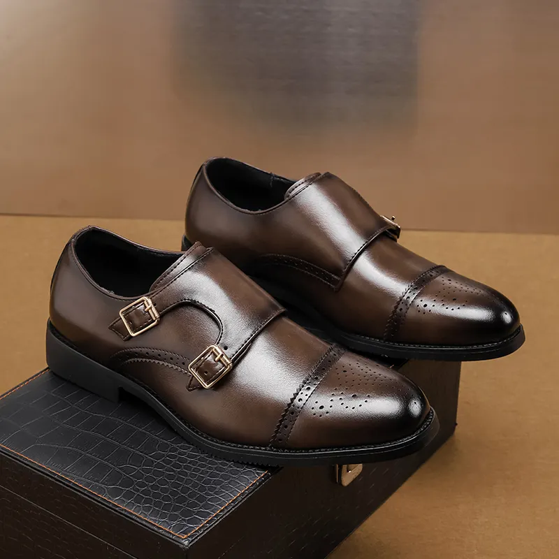 2024 nouvelles chaussures en cuir de style britannique avec chaussures en cuir pour hommes formelles de grande taille à enfiler