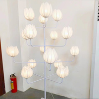 Lampu Lantai Bunga Teratai Multi-kepala Romantis dengan Kap Lampu Kain Lembut untuk Penerangan Jalan Pelaminan