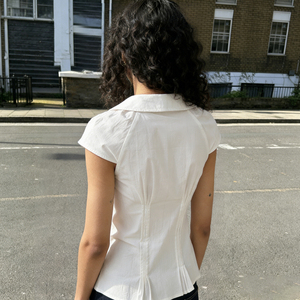 Chemisier plissé à col Peter Pan pour femme, taille ajustée, devant asymétrique, couleur unie, haut à manches courtes, décontracté, doux et polyvalent - Product Image 5