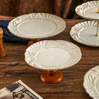 Plateau à thé de l'après-midi en céramique à motif végétal gaufré vintage avec pieds en bois hauts, pour servir des desserts et des collations exquis