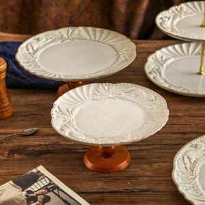 <span class=keywords><strong>Plateau</strong></span> à thé de l'après-midi en céramique à motif végétal gaufré vintage avec pieds en <span class=keywords><strong>bois</strong></span> hauts, pour servir des desserts et des collations exquis - Product Image 3