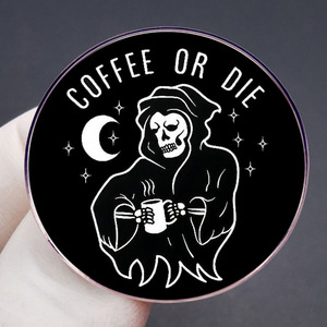 Spille da Bavero in Smalto Halloween 'Coffee or Die' con Motivo della <span class=keywords><strong>Morte</strong></span>, Distintivi <span class=keywords><strong>e</strong></span> Spille con Scritta 'Death' - Product Image 4