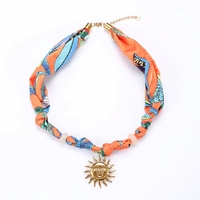 Collar de acero inoxidable con colgante de corazón y choker de seda en capas estilo bohemio, certificado CE, impermeable, joyería llamativa para la playa