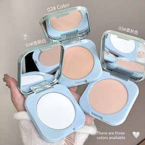 Poudre fixatrice compacte In-House Brand Luminous légère, matifiante, waterproof, longue tenue, fini naturel, avec houppette, effet correcteur - Product Image 1