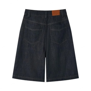 กางเกงยีนส์ขาสั้นทรงเอไลน์แบบโอเวอร์ไซส์ รุ่นคัสตอมสีเข้มฟอก ทรงแบ็กกี้จีบระบายแบบอสมมาตร สำหรับทั้งชายและหญิง - Product Image 5