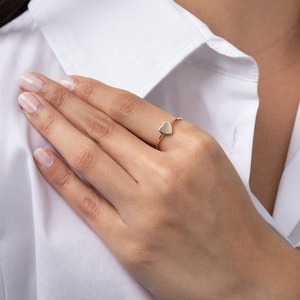 Vente en gros de bijoux délicats minimalistes en argent sterling 925 plaqué or 18 carats en forme de cœur pour femme - Product Image 2