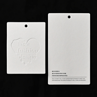 Étiquettes suspendues personnalisées de luxe avec logo en relief, en carton noir, étiquettes en papier imprimées, étiquettes de prix pour ceintures, fabriquées en Chine