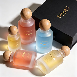Bouteilles cylindriques givrées personnalisées de 30 ml et 50 ml avec bouchon à bille en bois, mécanisme de pulvérisation à pression, flacons de parfum en verre avec boîte - Product Image 2