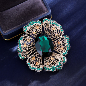 Broche en cristal vert émeraude ovale grande taille, à facettes multiples, au design orné ajouré, à motif floral baroque victorien et filigrané - Product Image 1