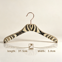 Cintre en bois massif avec insert en bois, conçu avec une texture pour la présentation de vêtements