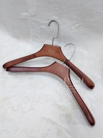 Cintre en bois avec crochet en fer, logo personnalisé gravé, design antidérapant à épaules larges pour hôtels, boutiques, vente au détail, rangement de sacs, durable