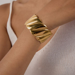 Brazalete grueso de joyería apilable de J & D, brazalete texturizado de estrella de mar chapado en oro de 18 quilates con perlas de cristal para mujer a la moda - Product Image 4