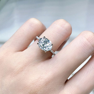 Anello da donna ovale con zirconi lucidi, elegante gioiello da mano per matrimonio, fidanzamento e uso quotidiano - Product Image 2