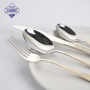 أدوات مائدة فاخرة من المصنع بمقابض ذهبية وحامل معدني، طقم ملاعق وشوك من الفولاذ المقاوم للصدأ 18/10 مع شعار محفور بالليزر وطلاء ذهبي - Product Image 6