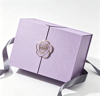 Boîte cadeau de luxe en carton rigide recyclable à double porte magnétique avec logo métallique Camélia, poignée en ruban personnalisée et foulard imprimé quadricolore