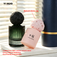 Conception luxueuse avec capuchon en pierre naturelle associé à un capuchon de flacon de parfum unique en forme de lune, production sur mesure en gros pour les fabricants.