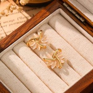 ต่างหูแบบติดหูทรงดอกทานตะวันประดับด้วยหินตาแมวทรงเรขาคณิตสีทองแดง ดีไซน์หรูหราสำหรับผู้หญิง ชุบทอง 18K เรียบง่าย ทันสมัย ใช้งานได้หลากหลาย - Product Image 3