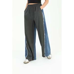 Pantalon large pour femme en tricot anthracite, taille haute, respirant, avec détails latéraux en denim - Product Image 2