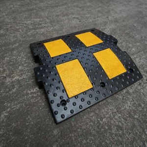 Ralentisseur en caoutchouc robuste 500x500x50mm, capacité statique 50T, capacité de charge moyenne 12,5 kg, embout de 4 kg, pour la sécurité des portails scolaires - Product Image 1