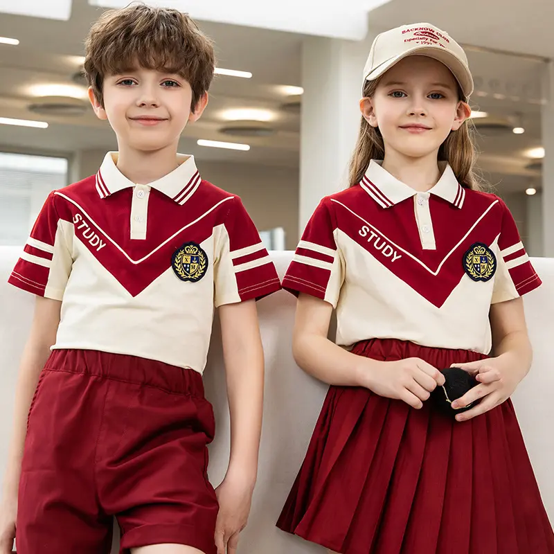 Échantillon gratuit de l'uniforme scolaire d'été à manches courtes 2 pièces chemise short jupe courte style sportif uniforme d'étudiant animé