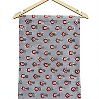 Tissu en coton pur gris de qualité supérieure avec motifs floraux rouges imprimés à la main et feuilles vert foncé, motif continu