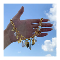 Collier pendentif personnalisé en acier inoxydable plaqué or 18 carats avec breloque étoile de mer martelée et perle d'eau douce en forme de cœur