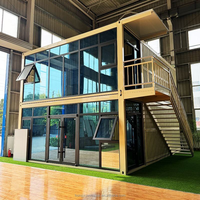 Maison préfabriquée à deux étages en conteneur, finition bois, villa modulaire avec terrasse sur le toit pour gîte, complexe hôtelier, bureau extérieur, ignifuge et isolée