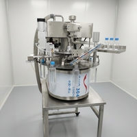 Petite machine de remplissage et de bouchage automatique de table pour eau pure, moteur électrique, capacité de 1000 bouteilles/heure, pour boissons, produits chimiques, plastique