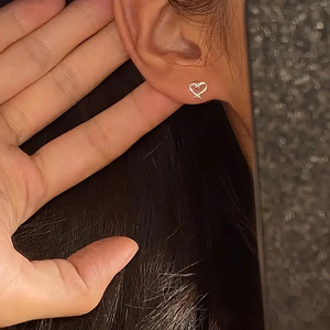 Orecchini a Perno Minimalisti a Forma di Cuore, Gioielli Eleganti e alla Moda per Donne, Uso Quotidiano, Stile Moderno - Product Image 3
