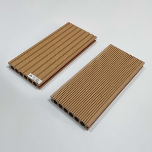 Revêtement de sol extérieur en WPC résistant aux UV Everwall avec surface personnalisée pour la conception de terrasses sur le lac - Product Image 3