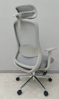 Chaise de bureau exécutive ergonomique moderne en métal avec support lombaire réglable et dossier en maille pivotant pour le bureau à domicile